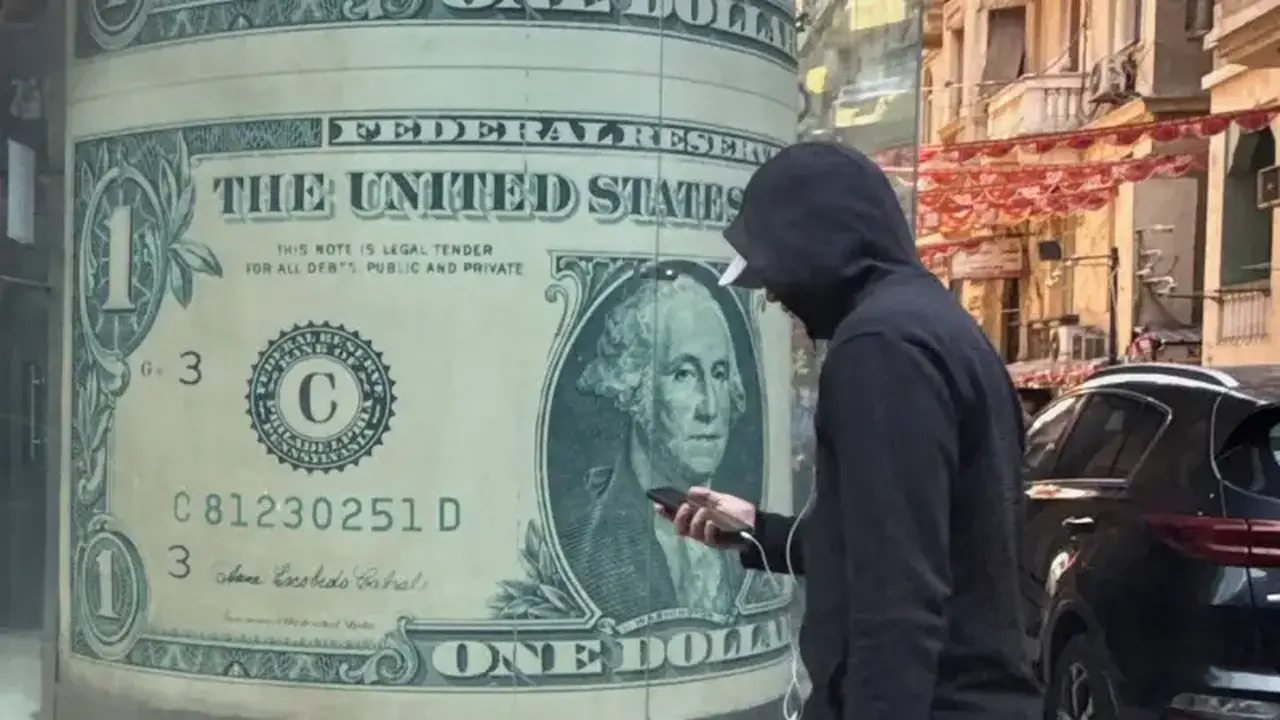 تذبذب سعر الدولار يربك تعاملات السوق السوداء في الأسواق العراقية اليوم